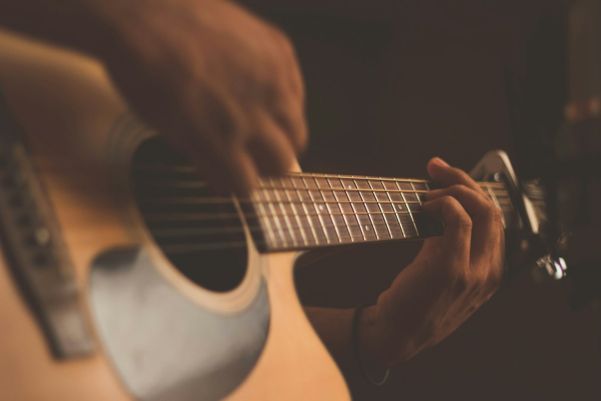 Akustisk gitarr som spelas