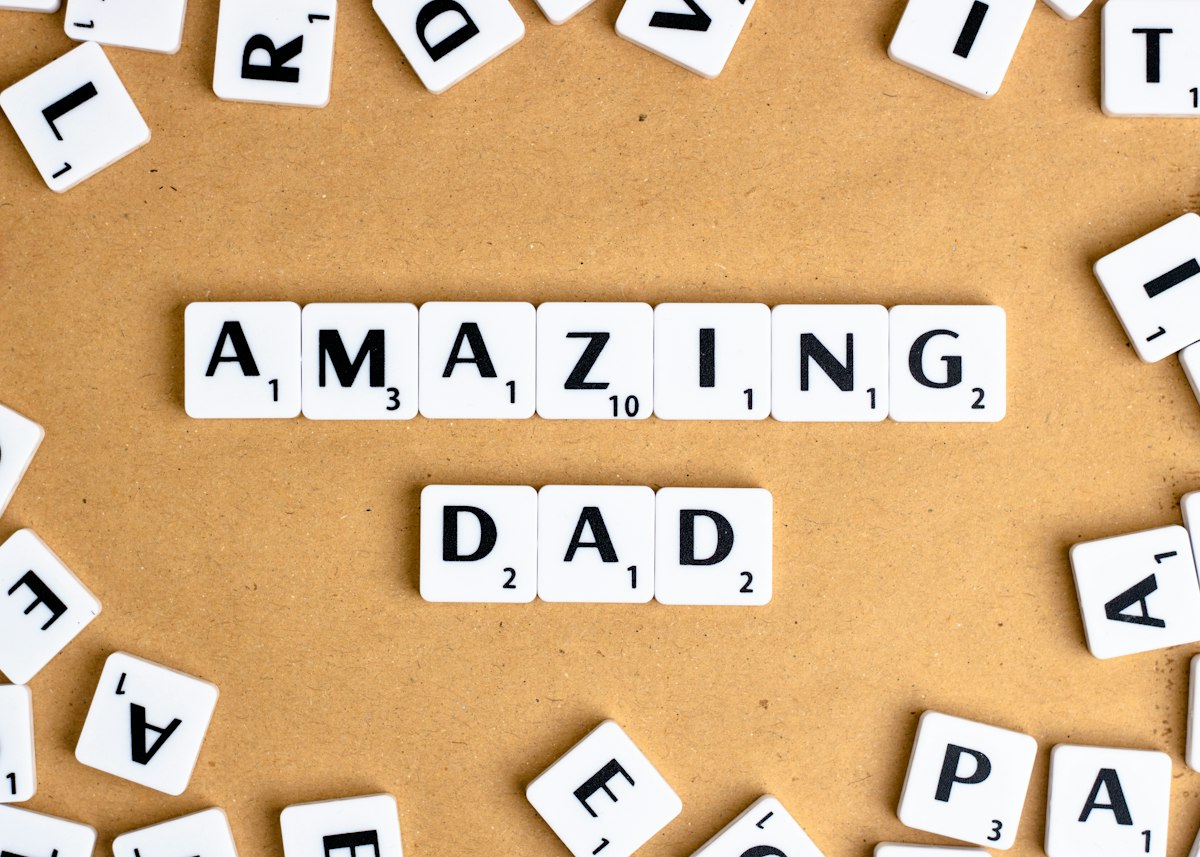 Bokstavsbrickor som stavar AMAZING DAD