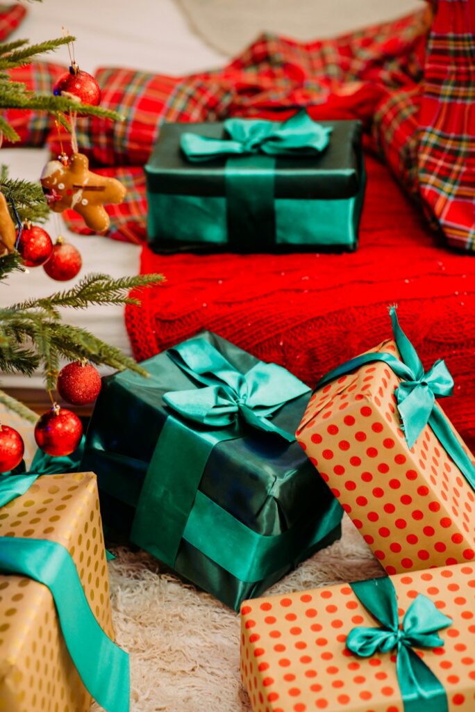 Julklappar under granen